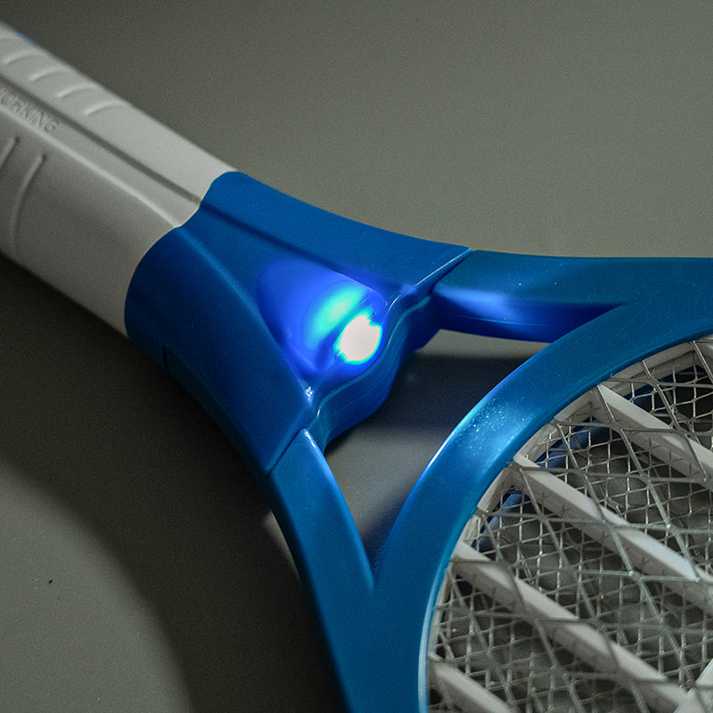 FF-108 Flashlight inscortha faoi stiúir Ceallraí Luaidhe-aigéad 250mAh le Breiseán Leictreach Mosquito Swatter FF-108 Flashlight inscortha faoi stiúir Ceallraí Luaidhe-aigéad 250mAh le Breiseán Leictreach Mosquito Swatter